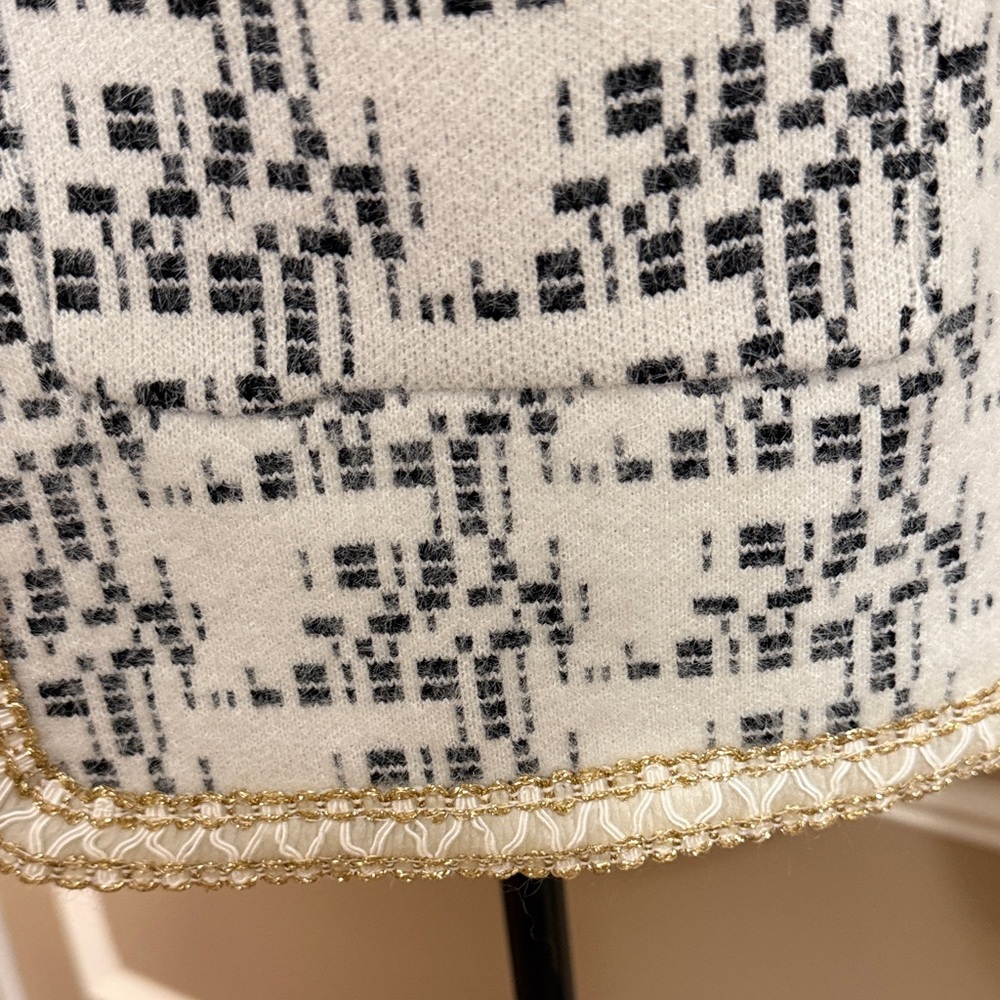 Elegant Black and White Tweed Blazer - Picture 9 of 15